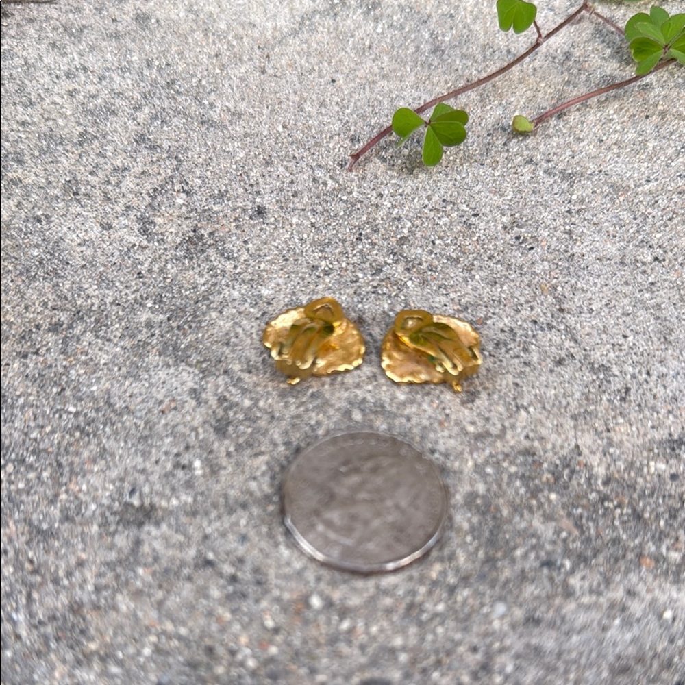 Leaf-Shaped Gold Stud Clip On - Picture 4 of 4